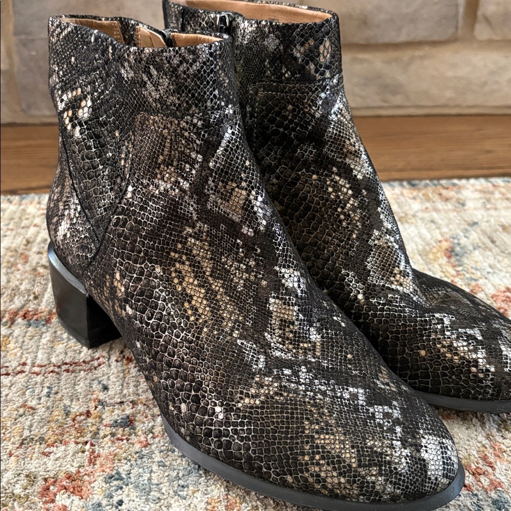 Vionic Kamryn Nubuck Snake Print Ankle Boots
EUC black metallic 8